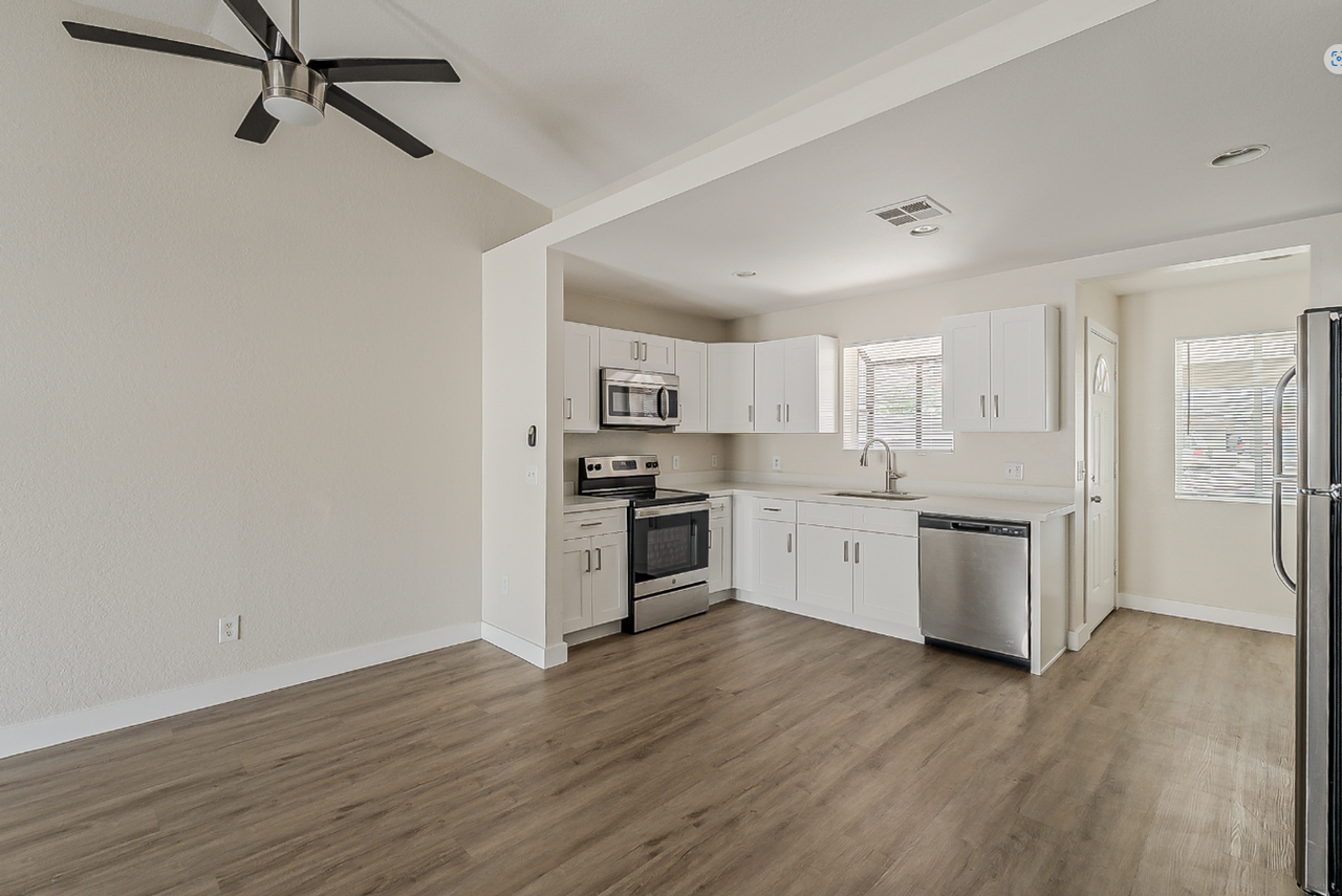 2429 W Avalon Dr - Photo 3 of 17