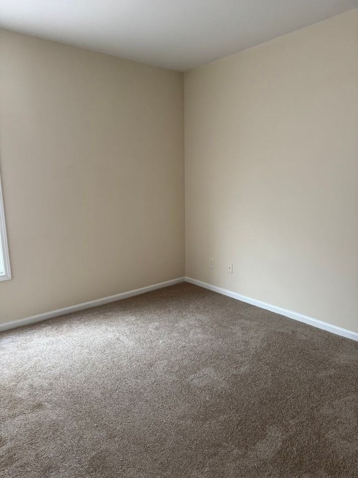 1201 Stoneridge Ln - Photo 4 of 5