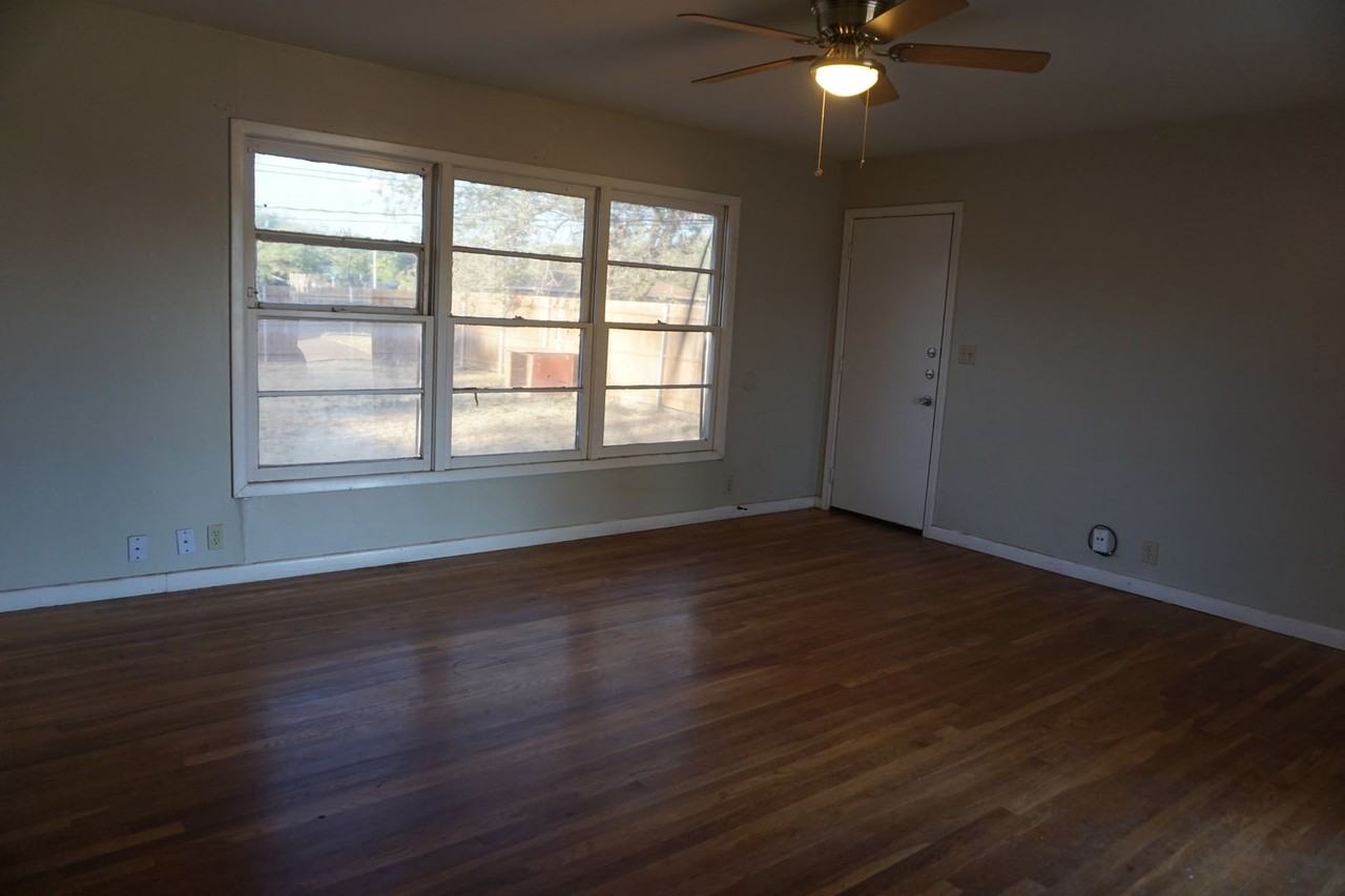 2521 40th St - Photo 2 of 9