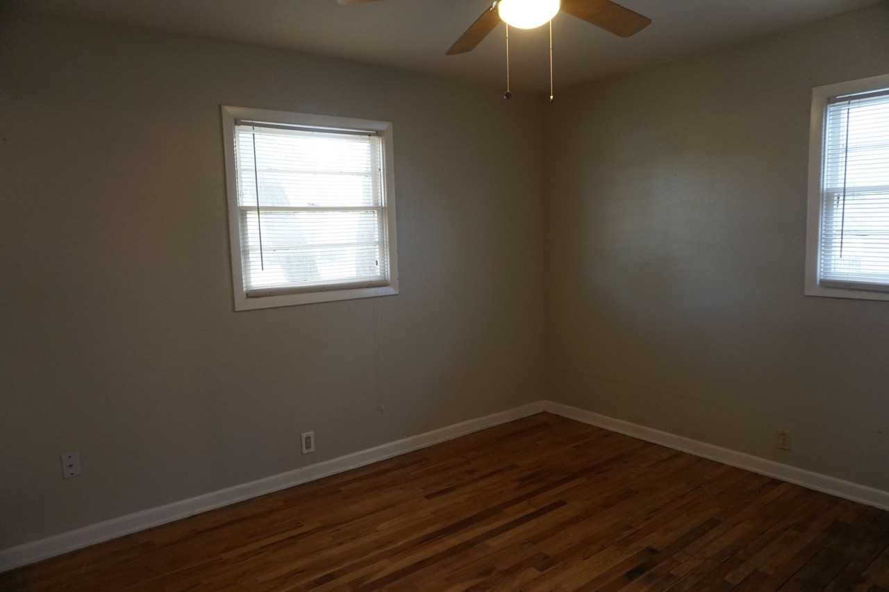 2521 40th St - Photo 5 of 9