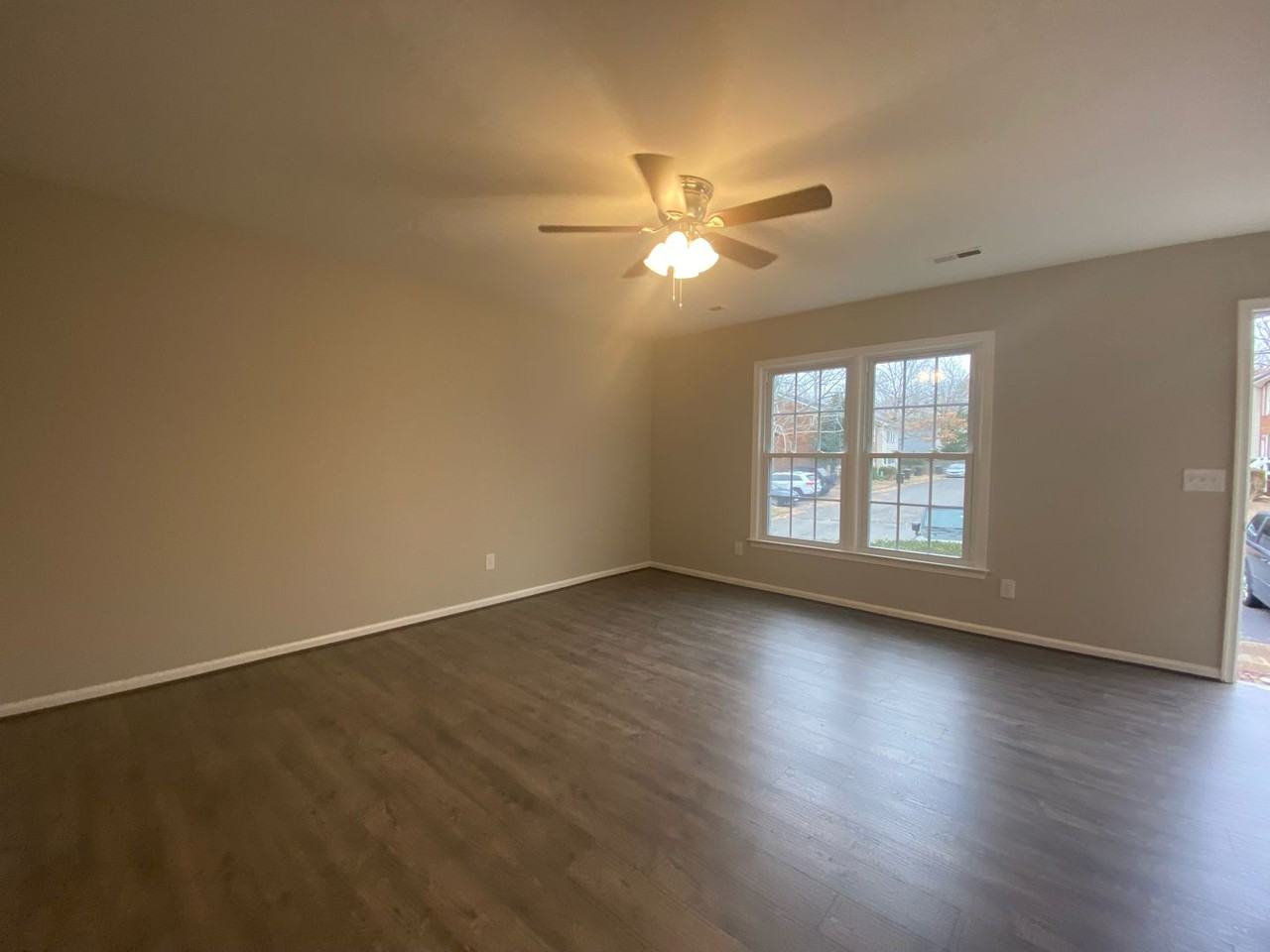 2802 Oak Hill Dr - Photo 4 of 18