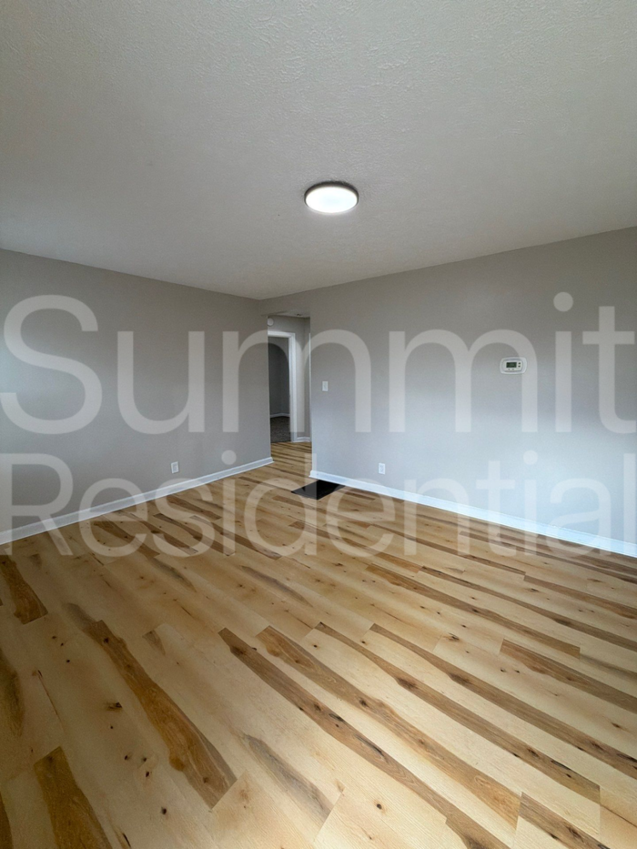 3005 Linwood Ave - Photo 4 of 15