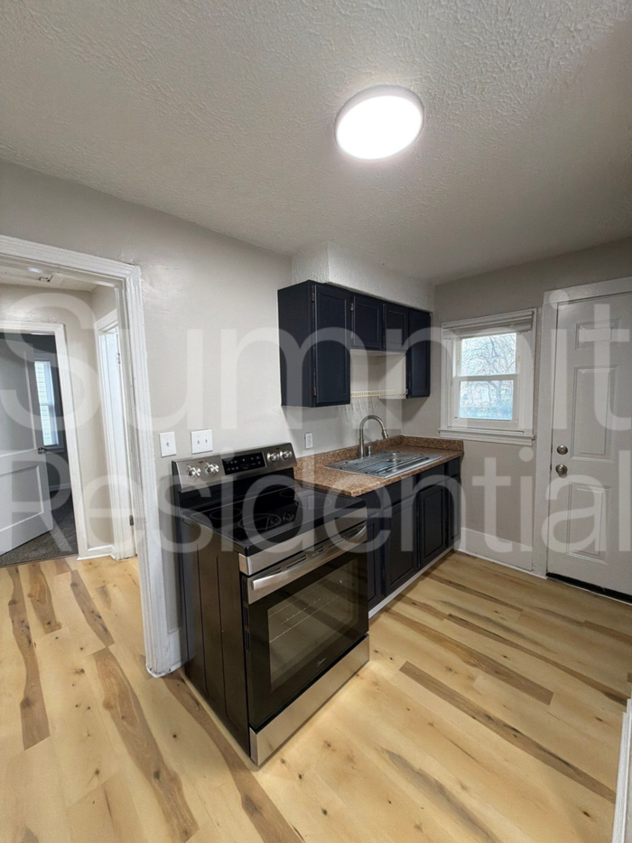 3005 Linwood Ave - Photo 5 of 15