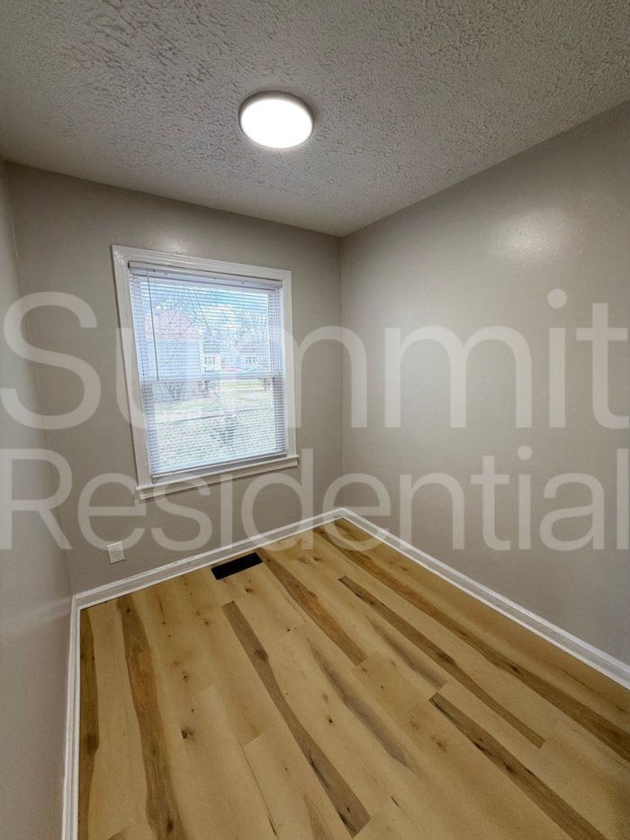3005 Linwood Ave - Photo 7 of 15
