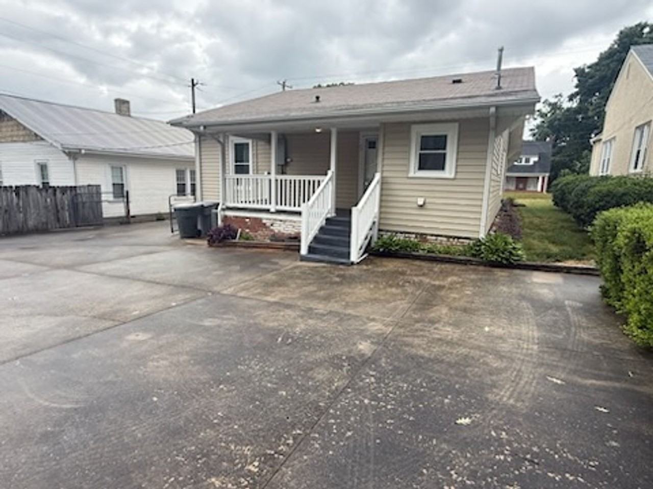 1007 Sunset Ave - Photo 2 of 10