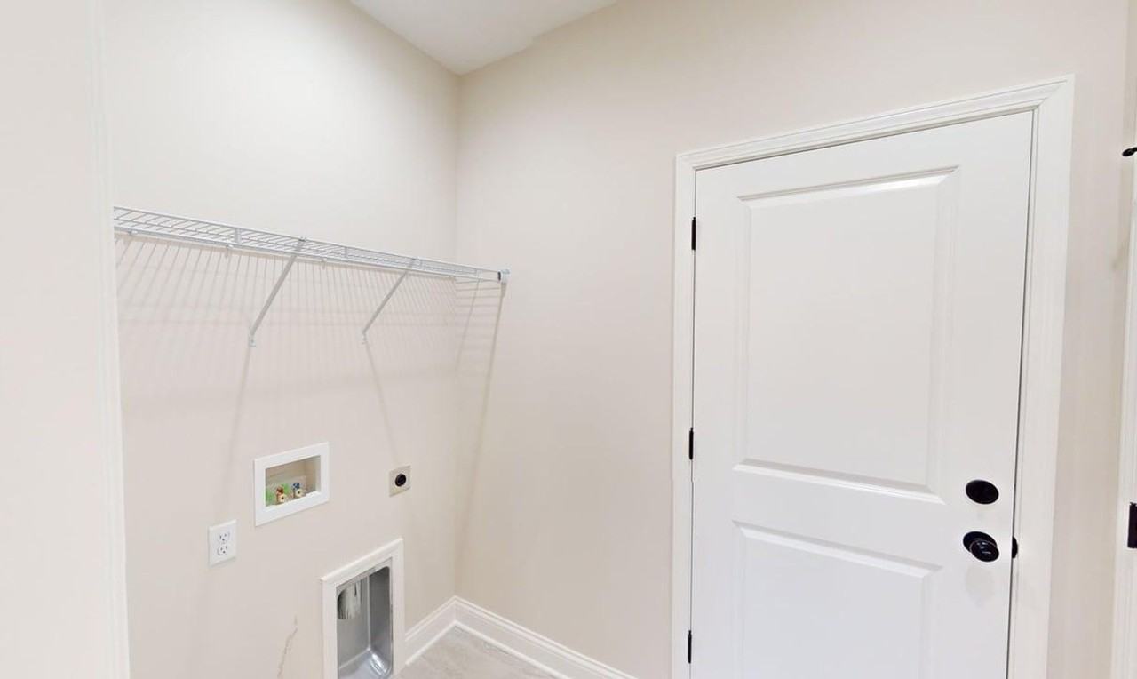 892 Mcintyre St - Photo 5 of 13