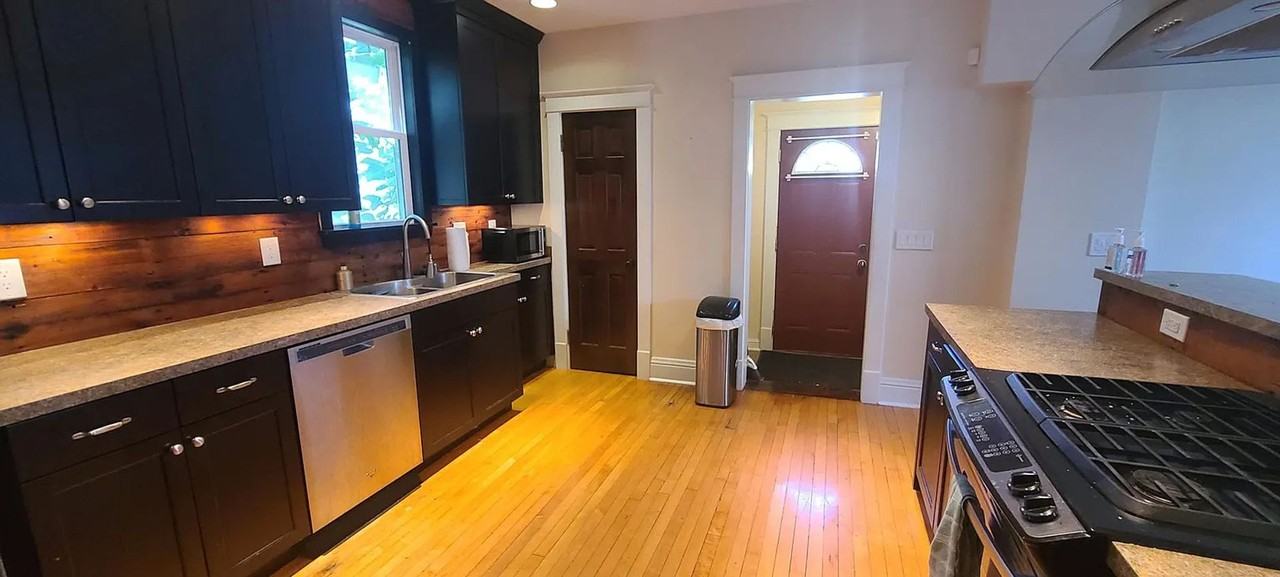 4324 Seward St - Photo 3 of 10