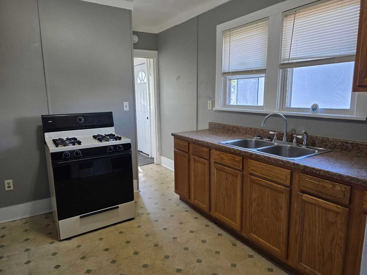 1308 Princeton St - Photo 5 of 14