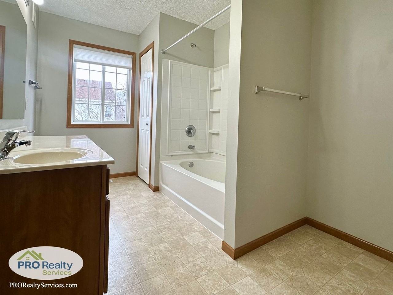 17127 Polk St Nw - Photo 6 of 19