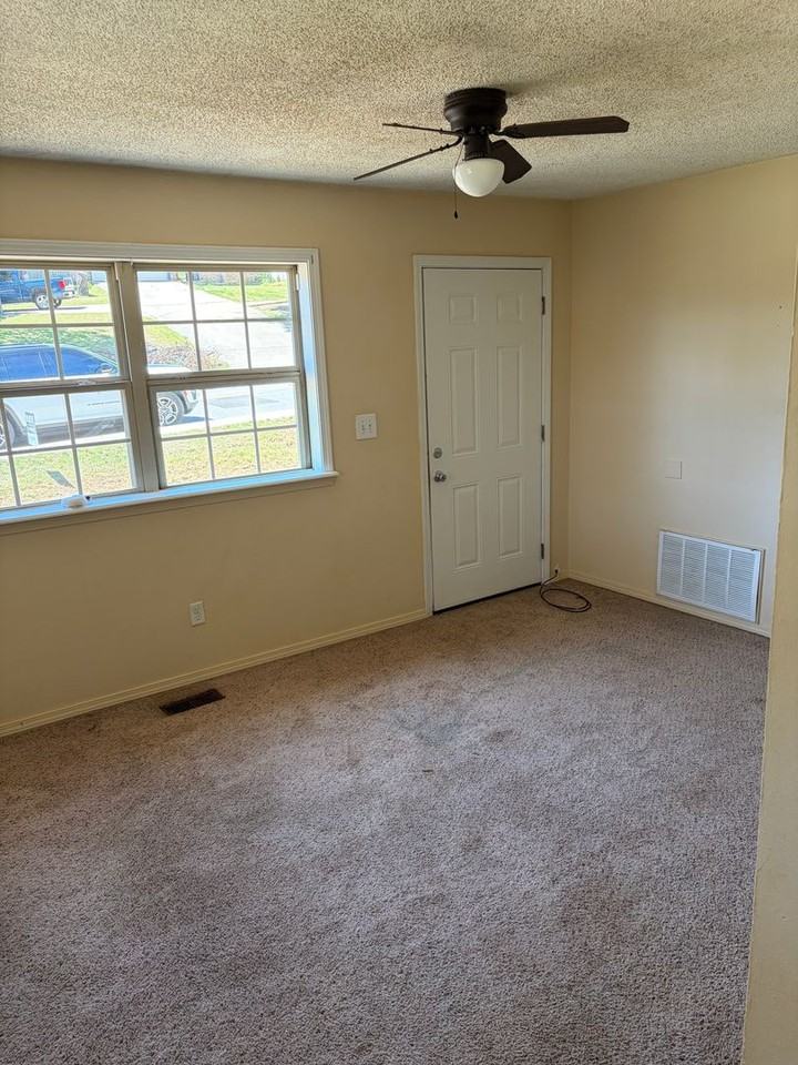 922 N 20th St - Photo 6 of 19