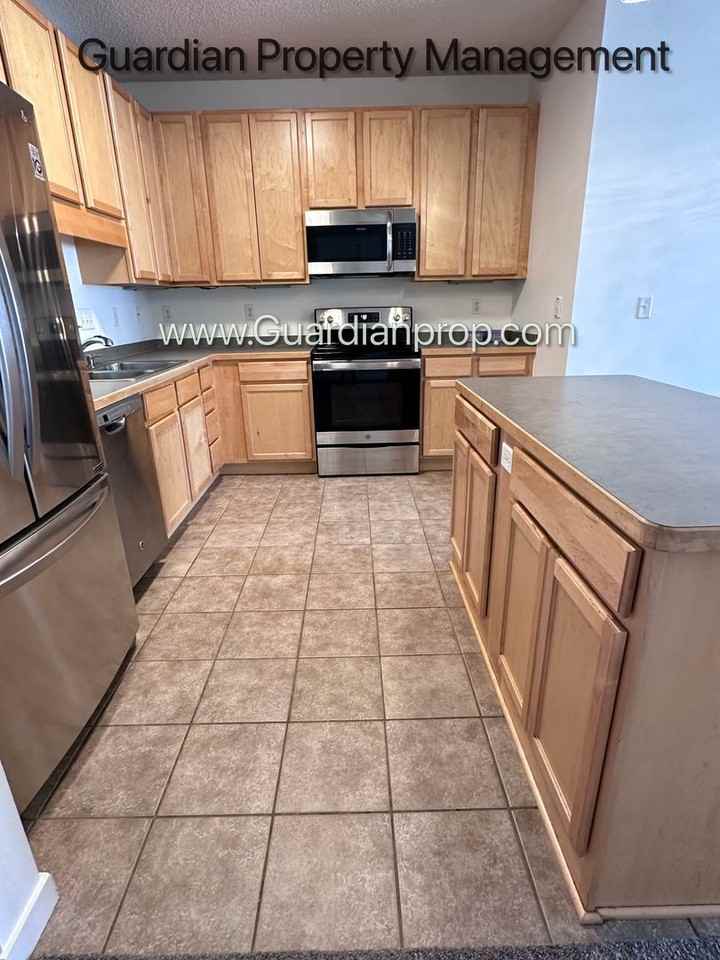619 8th St Se #204 - Photo 5 of 20