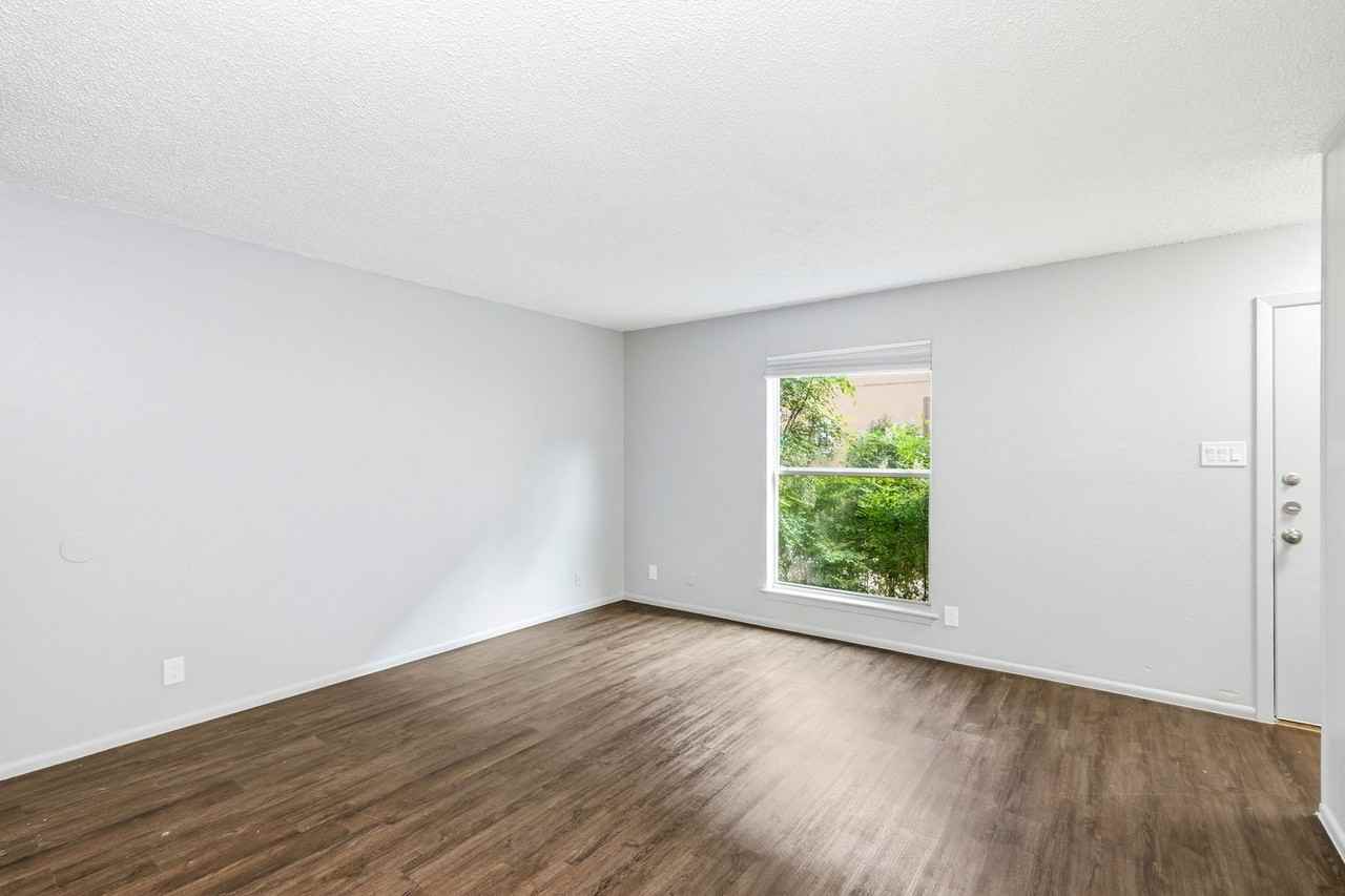 2319 Greenfield Pkwy - Photo 4 of 20