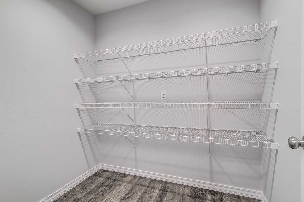 922 S Pindall Ln - Photo 4 of 41