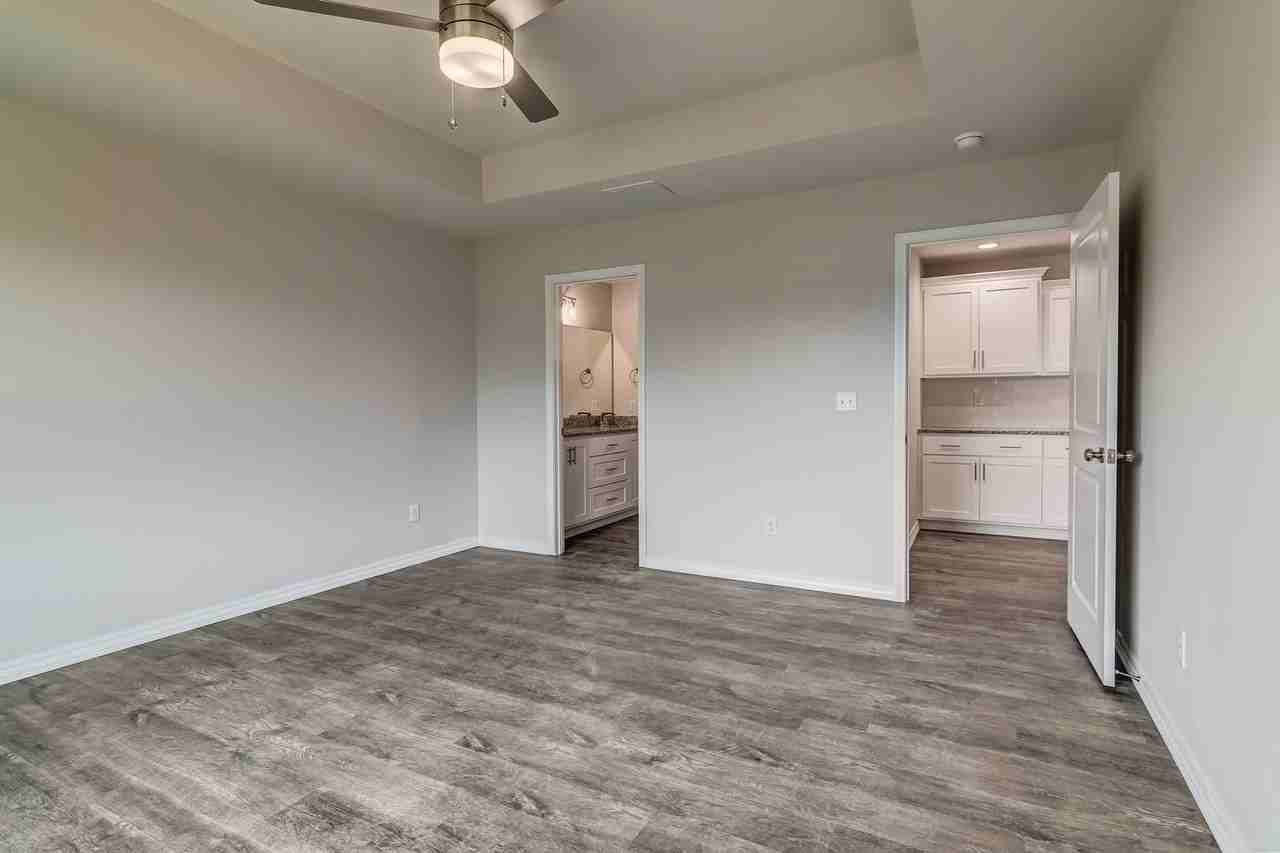 922 S Pindall Ln - Photo 7 of 41