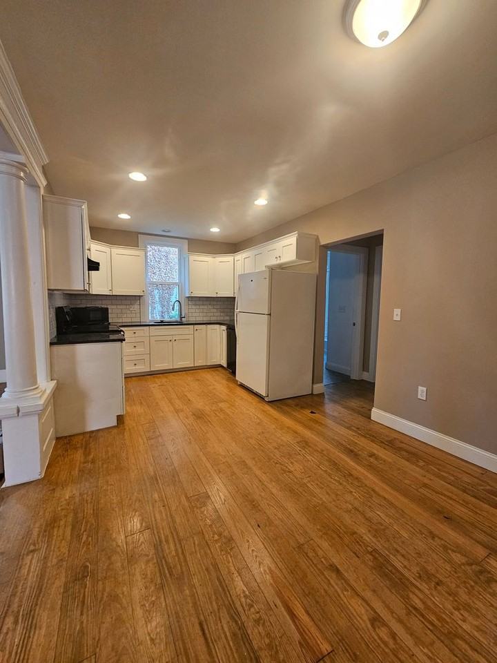320 W Main St - Photo 4 of 10