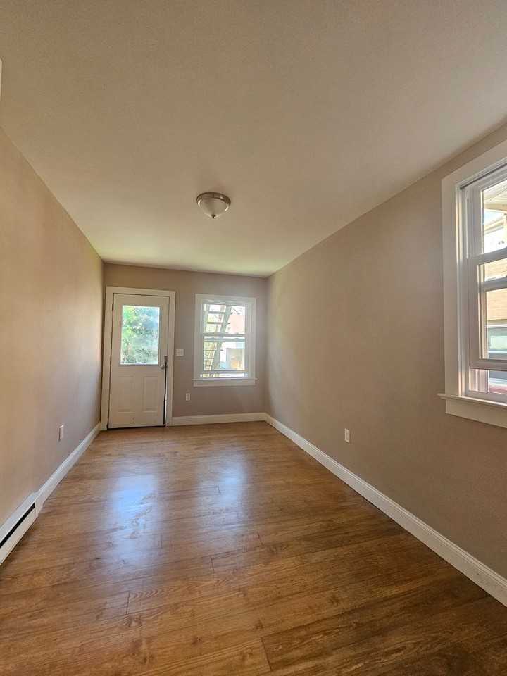 320 W Main St - Photo 6 of 10