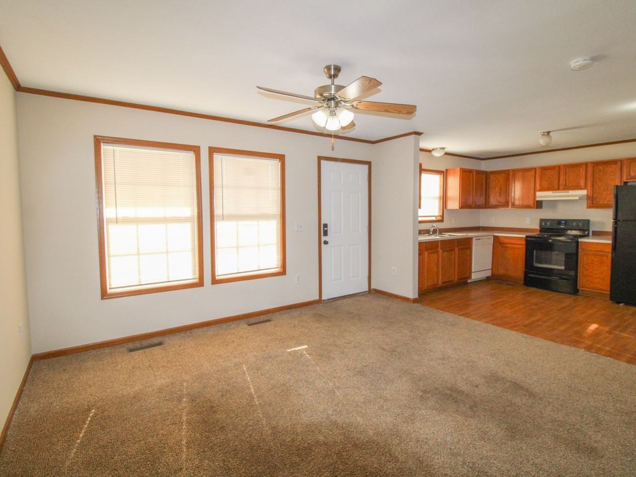 130 Meadows Ln - Photo 4 of 24