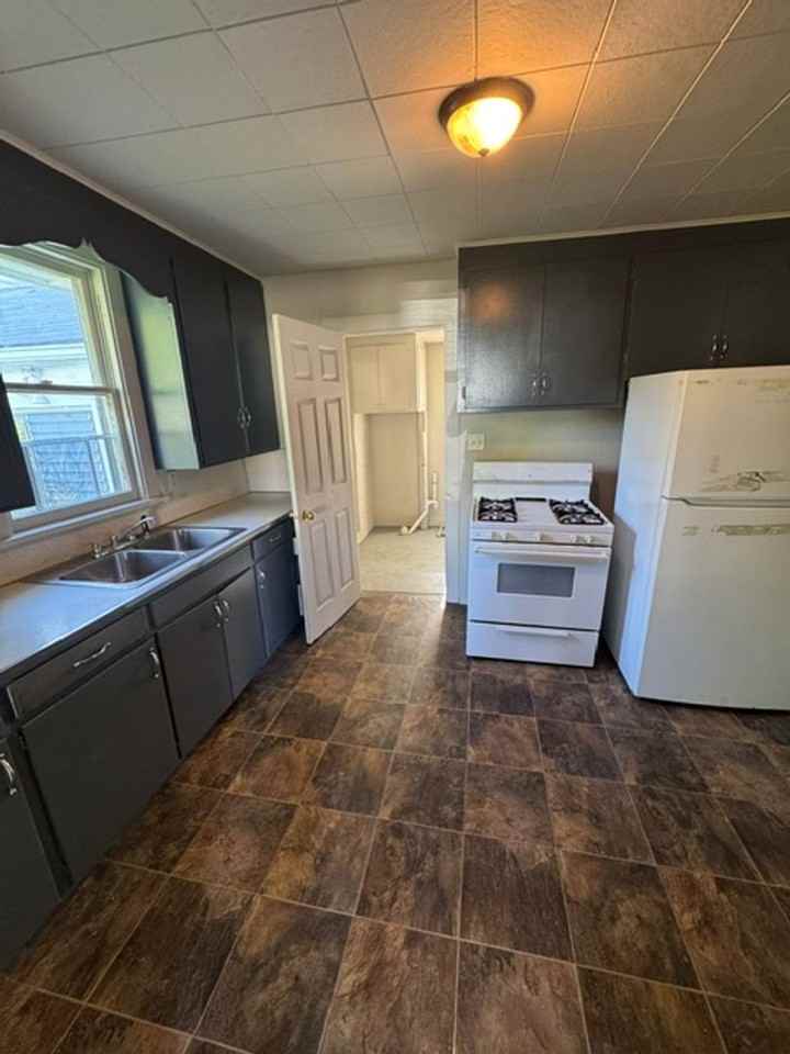 5421 Webster St - Photo 4 of 7