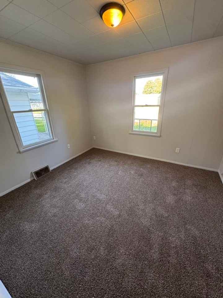 5421 Webster St - Photo 5 of 7