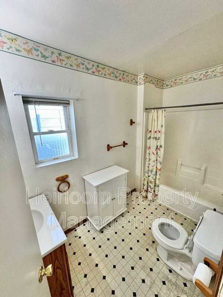 1718 Cumming Ave - Photo 4 of 12