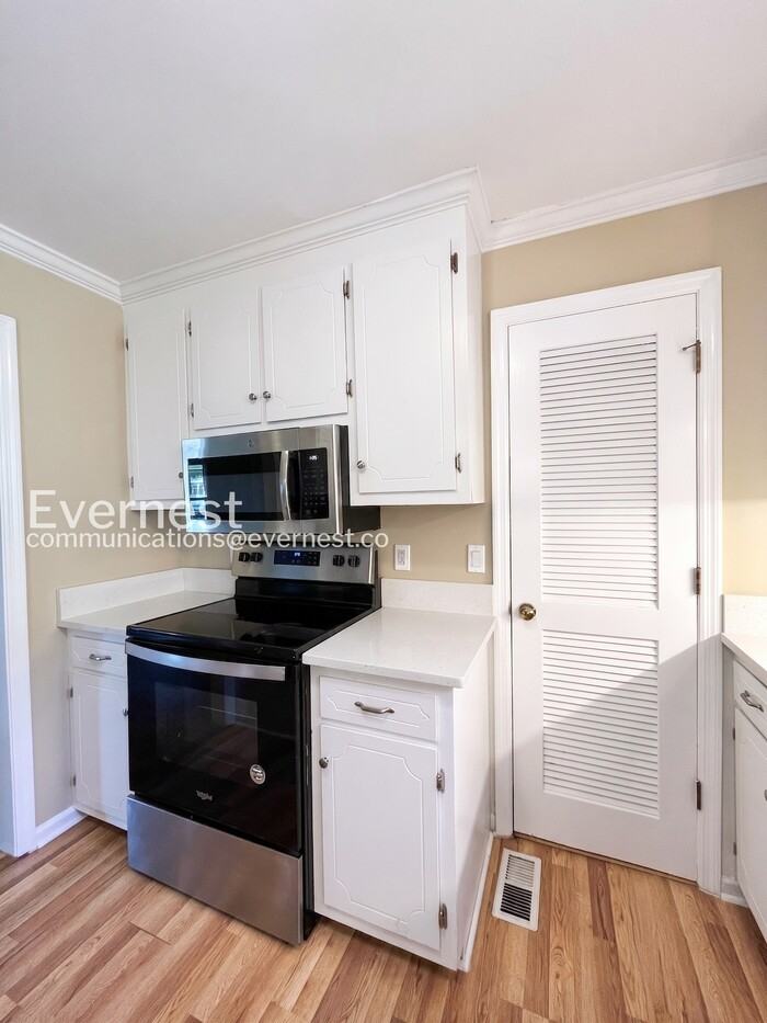 1203 Countryside Rd - Photo 3 of 32