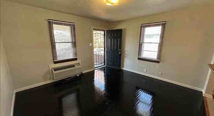 1303 N Gladstone Ave - Photo 2 of 12