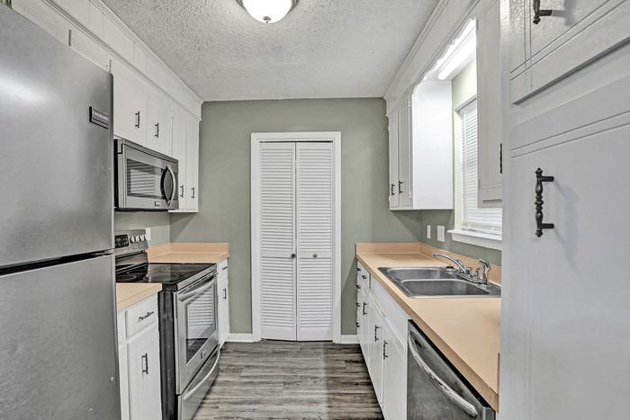 4615 Sherbrook Dr - Photo 2 of 12