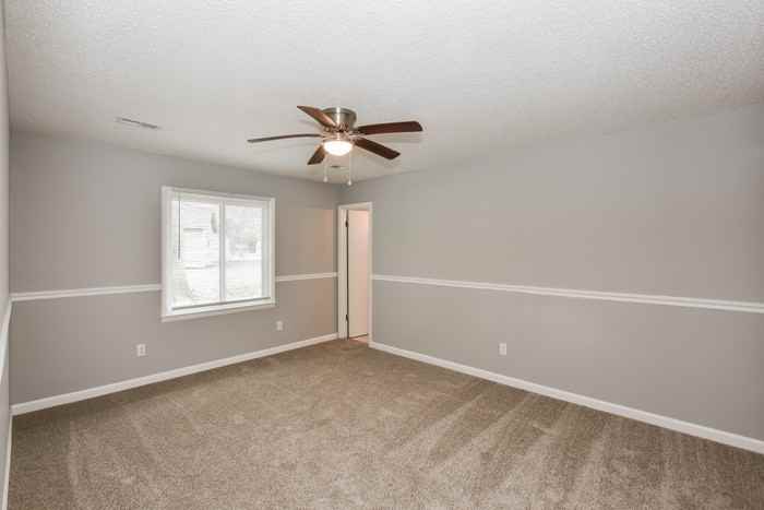 619 Larry Dr - Photo 3 of 10