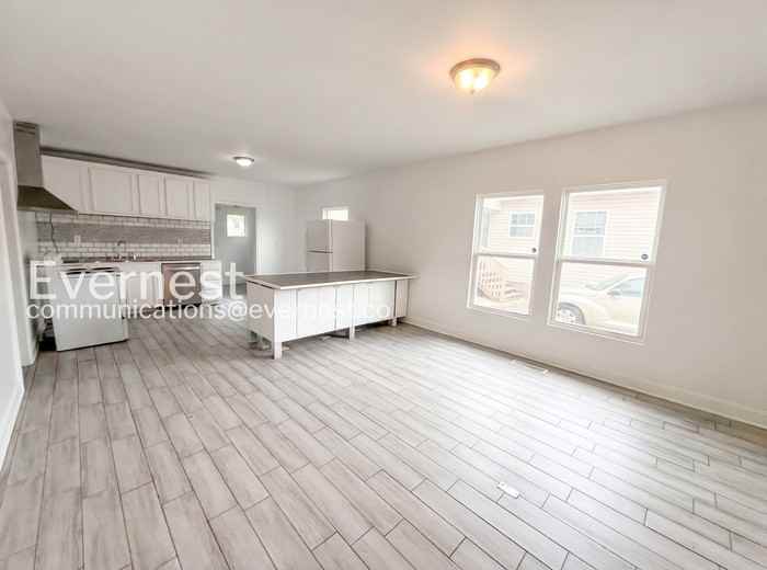 1402 Avenue E - Photo 3 of 25