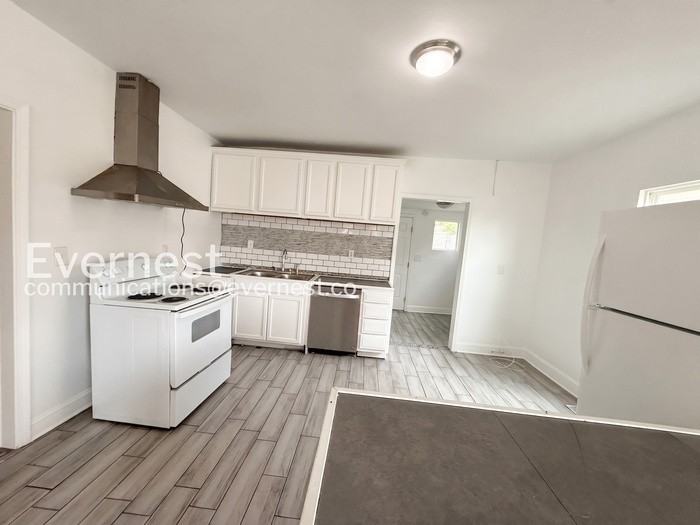 1402 Avenue E - Photo 5 of 25
