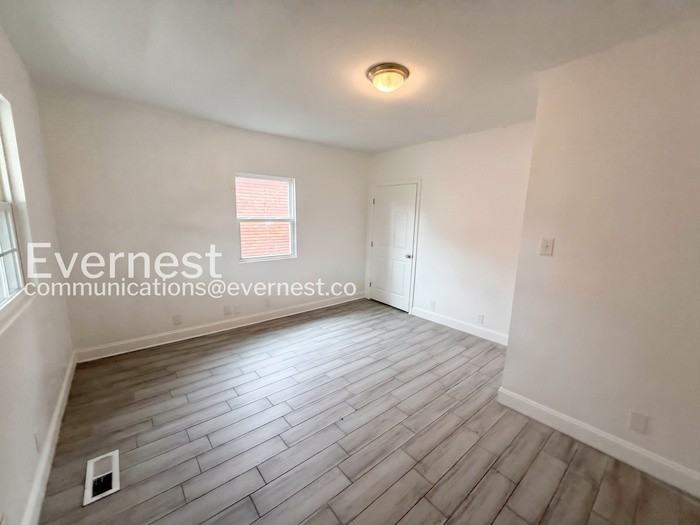 1402 Avenue E - Photo 6 of 25