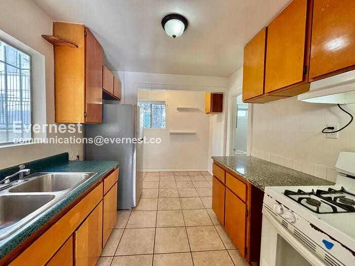 428 1/2 N Kingsley Dr - Photo 2 of 19