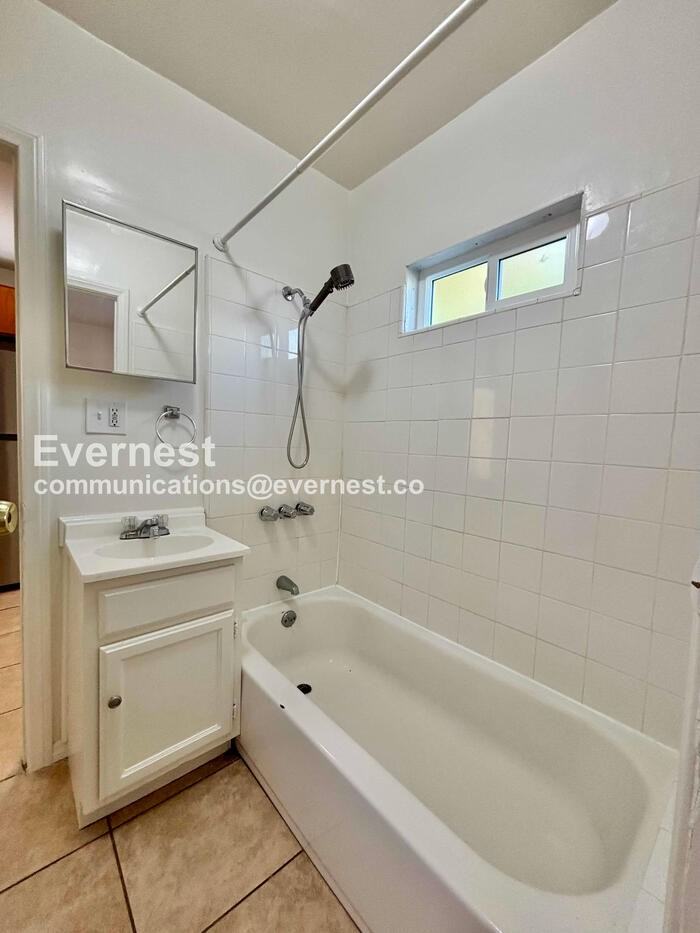 428 1/2 N Kingsley Dr - Photo 7 of 19