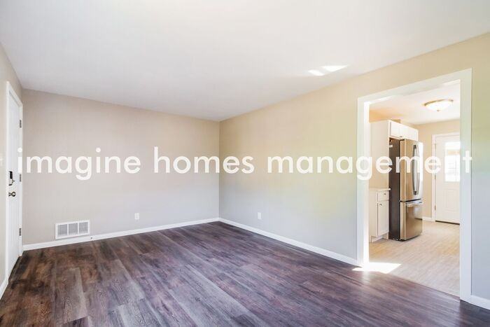 2266 Leelanau Ave - Photo 6 of 18