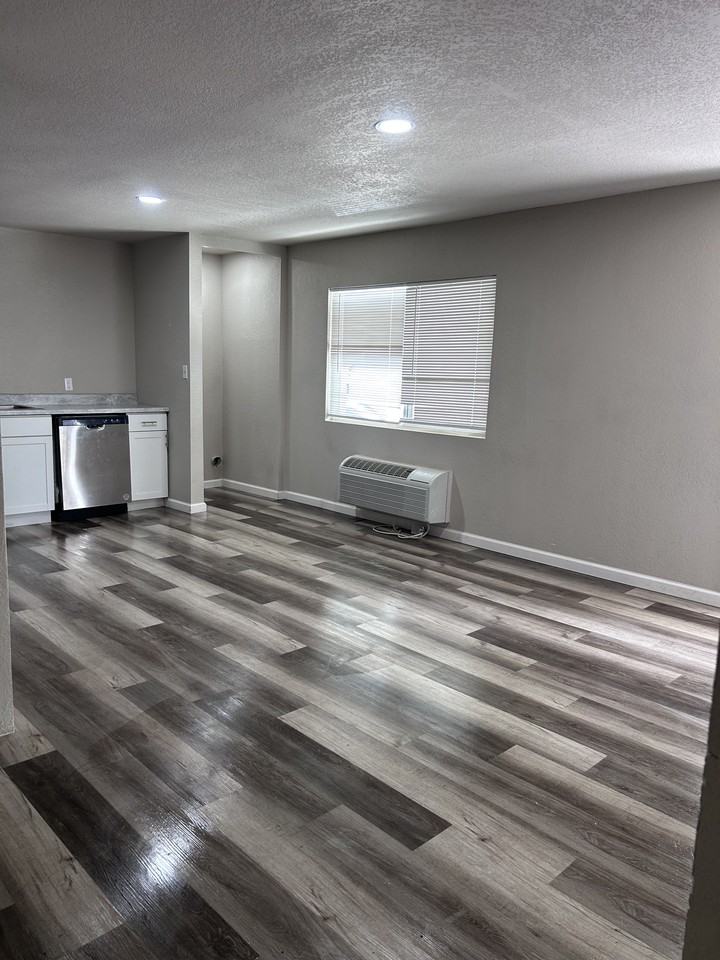 1601 W Main St #4 - Photo 4 of 12