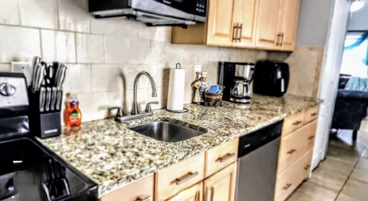 2705 W Columbus Dr #NA - Photo 6 of 9