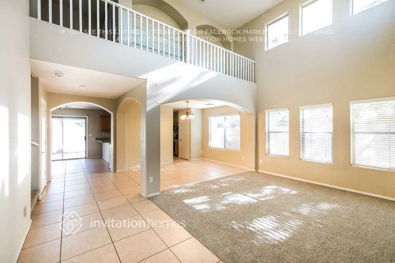 8134 W Hilton Ave - Photo 6 of 18