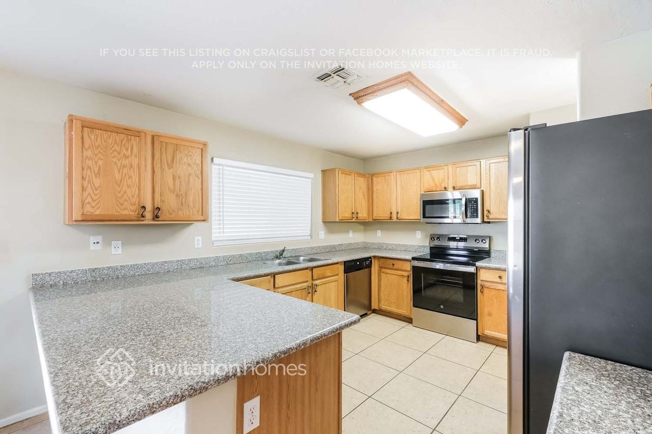 8134 W Hilton Ave - Photo 7 of 18