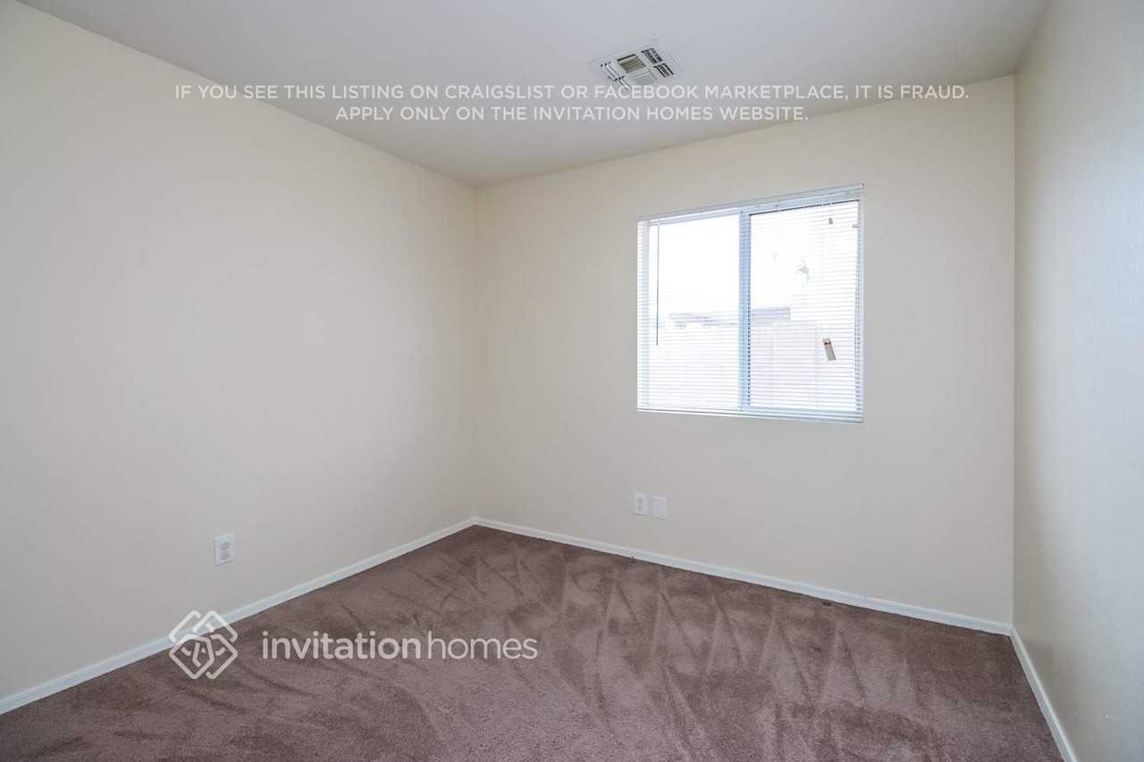 11013 W Augusta Ave - Photo 4 of 12