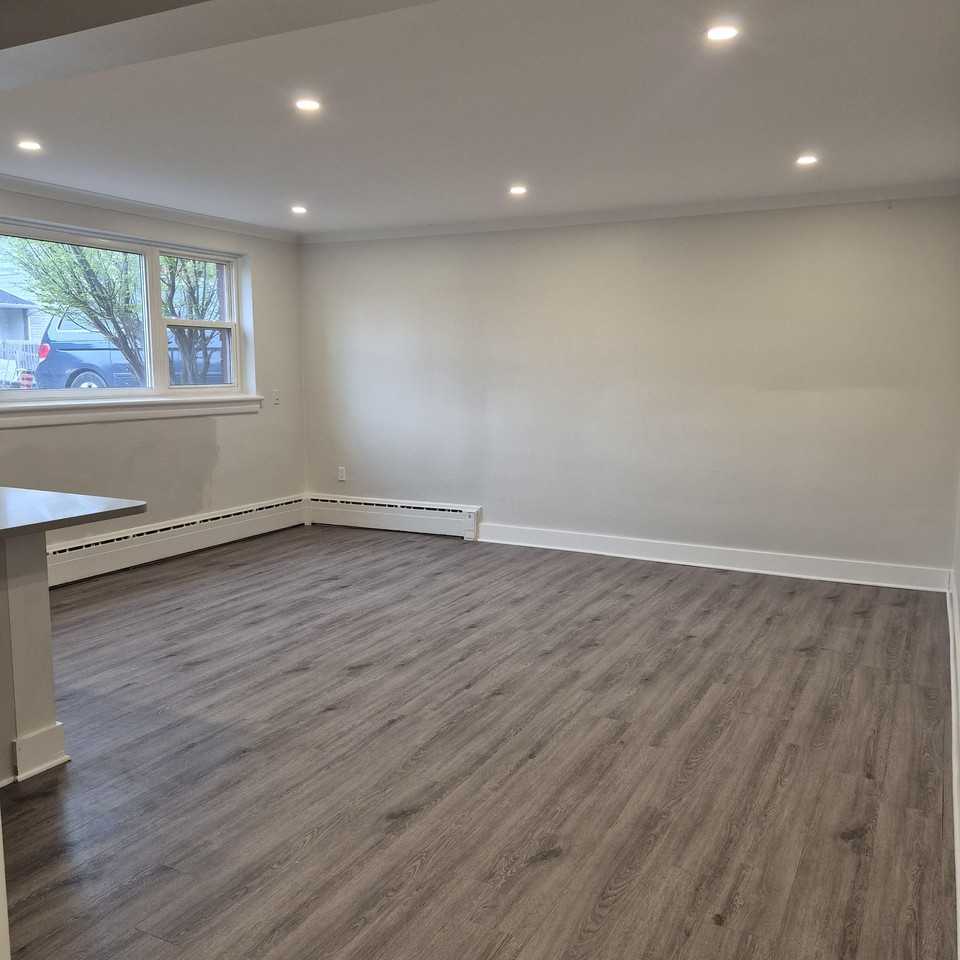 341 Whitby Ave - Photo 4 of 11