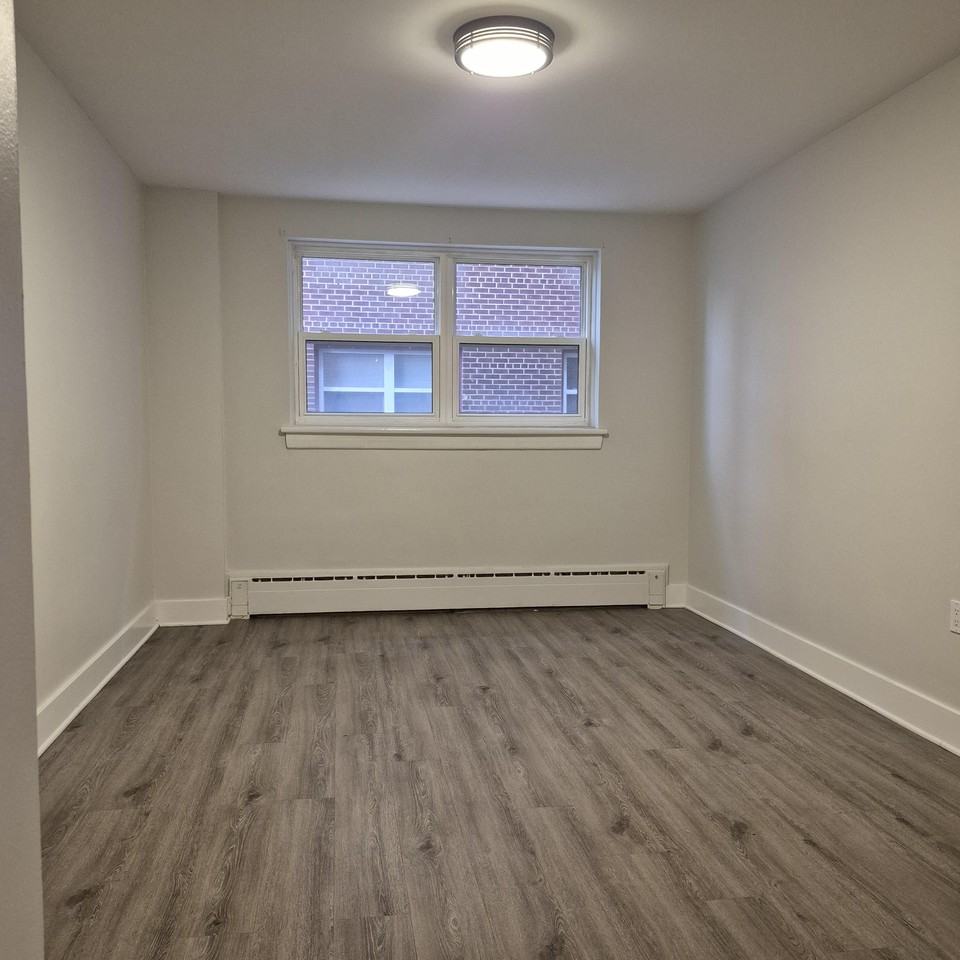 341 Whitby Ave - Photo 5 of 11