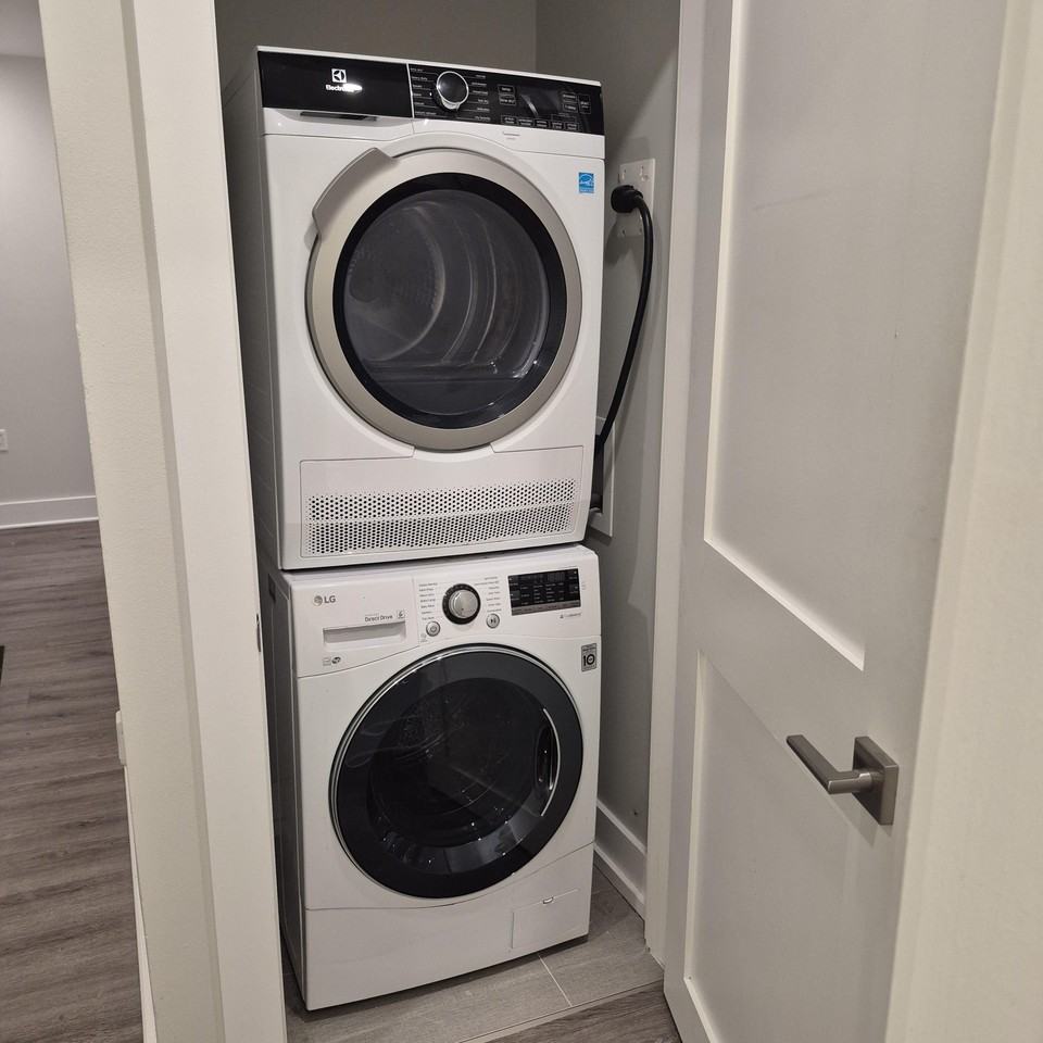 341 Whitby Ave - Photo 6 of 11