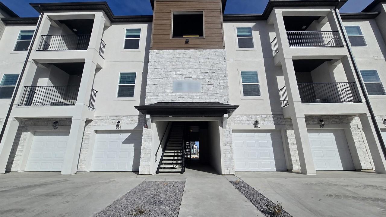 13073 S Newbridge Ln - Photo 2 of 20