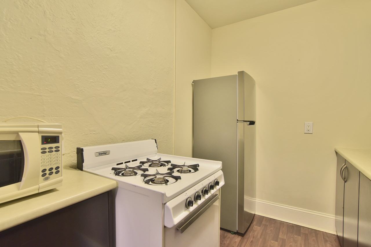 935 Jervis Street #18 - Photo 4 of 18