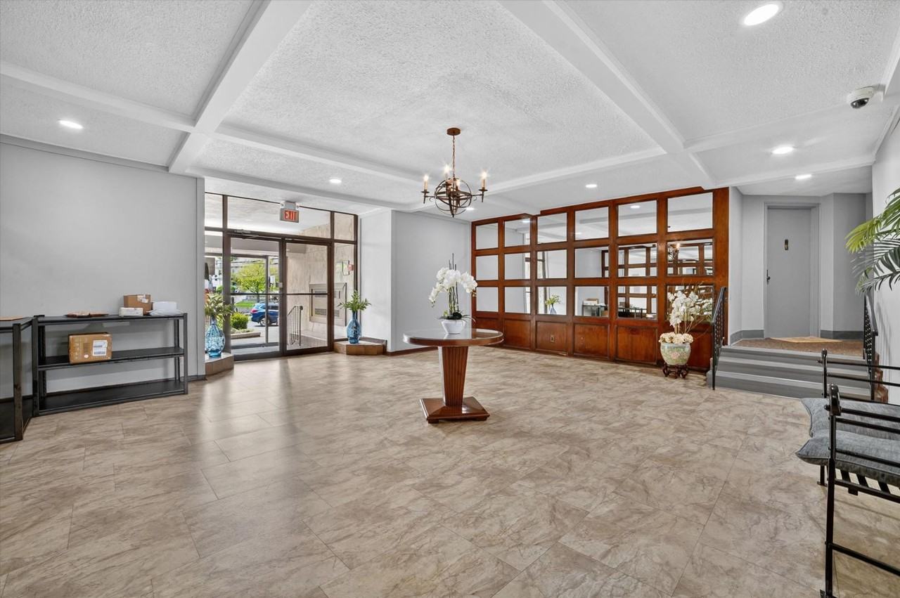 325 King St - Photo 2 of 11
