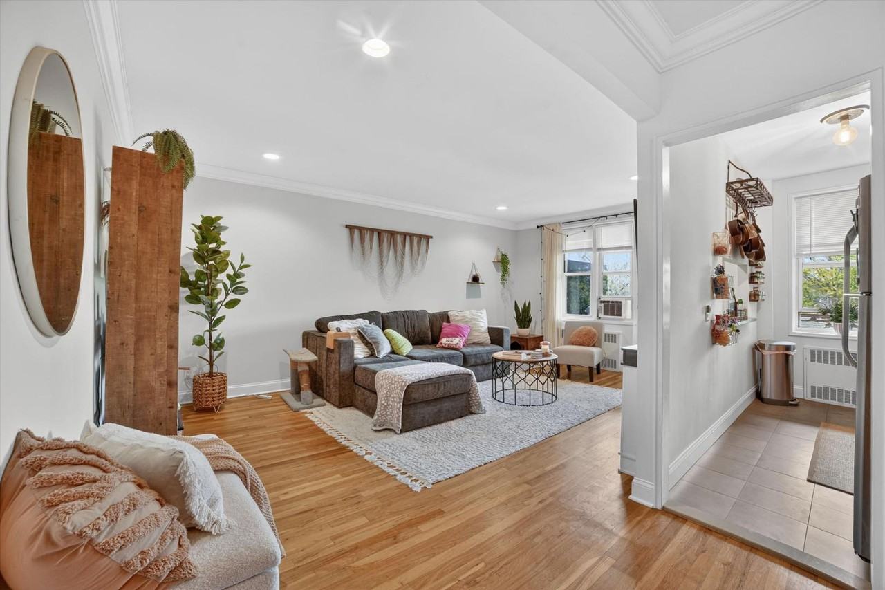 325 King St - Photo 3 of 11
