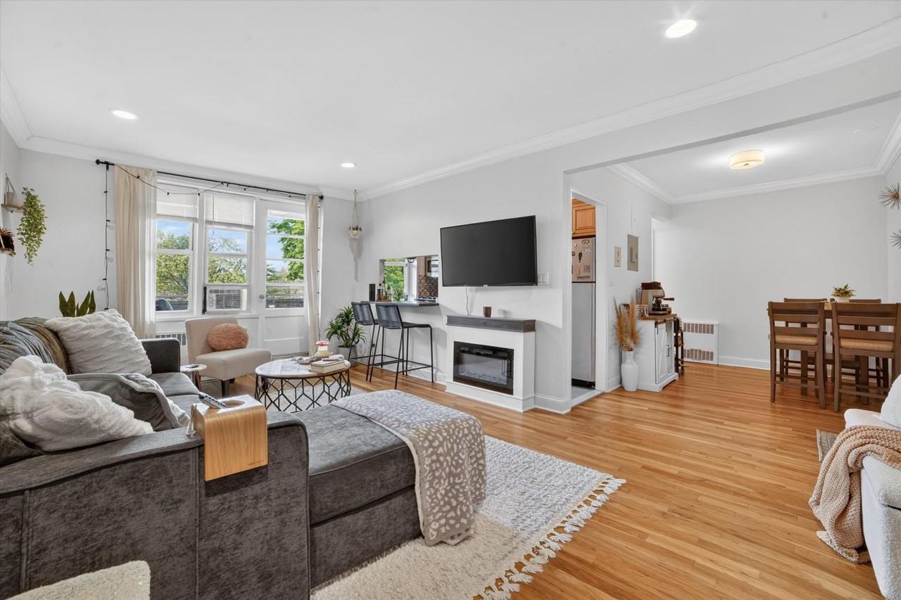 325 King St - Photo 4 of 11