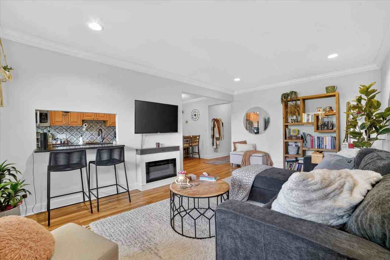 325 King St - Photo 5 of 11