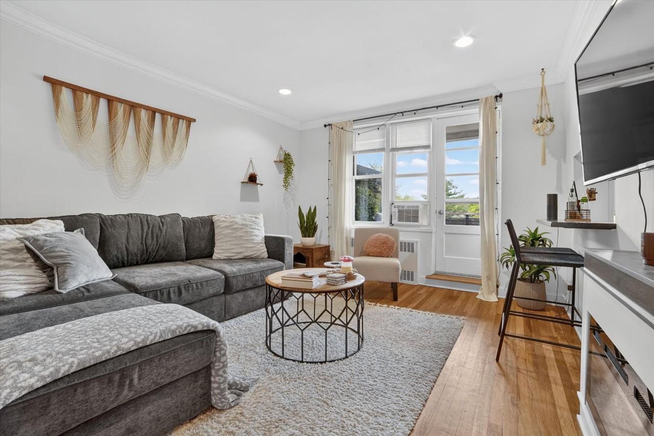 325 King St - Photo 6 of 11
