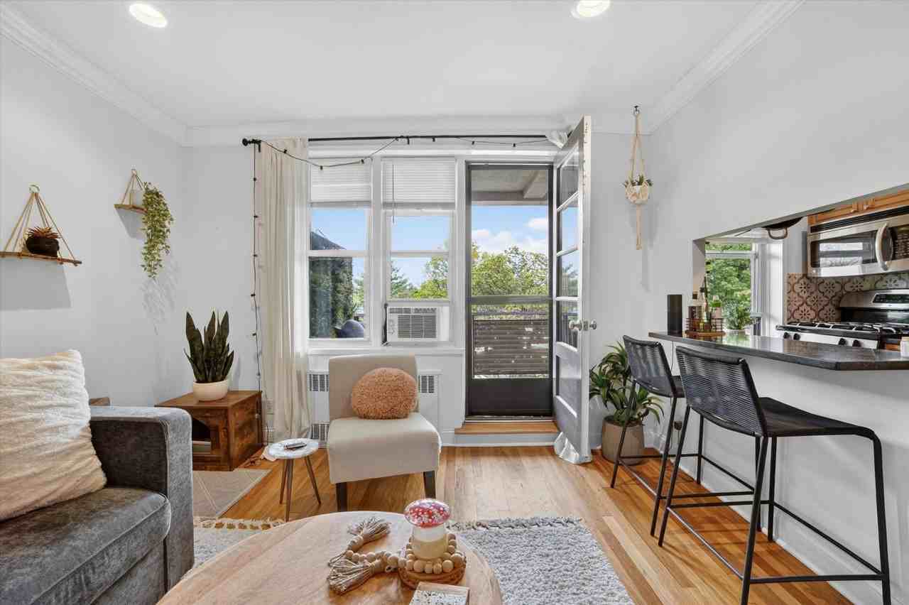 325 King St - Photo 7 of 11